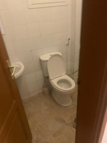 łazienka z toaletą i umywalką w obiekcie Chambre salon w mieście Dakar