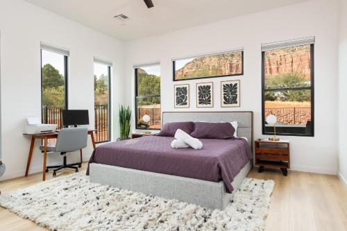 Ένα ή περισσότερα κρεβάτια σε δωμάτιο στο Sedona Sanctuary Luxury Home Pool & Spa