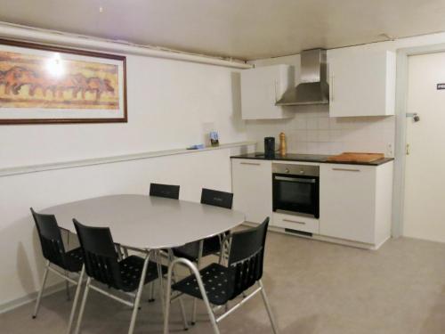 a kitchen with a table and chairs in a room at Centrum Sleepover in Herning