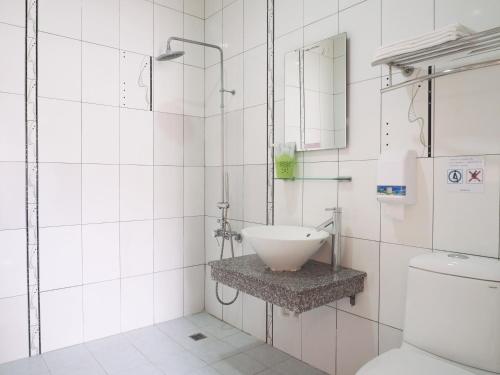 a bathroom with a sink and a toilet at Siang Ti Ya Homestay in Kenting