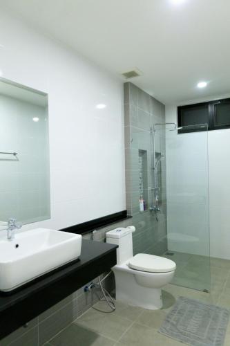 a bathroom with a sink and a toilet and a shower at บลูสกาย พูลวิลล่า ชะอำ หัวหิน Blue Sky Pool Villa in Ban Bo Fai (1)