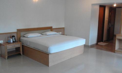 Postel nebo postele na pokoji v ubytování Malabar Residency