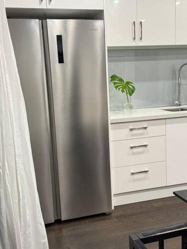 Кухня или мини-кухня в New house near Monash Hospital, just a 3-min walk
