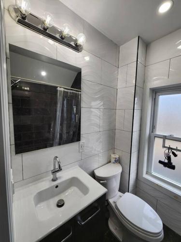 Koupelna v ubytování Two-Bedroom Home 25 min to NYC free parking-UNIT-2