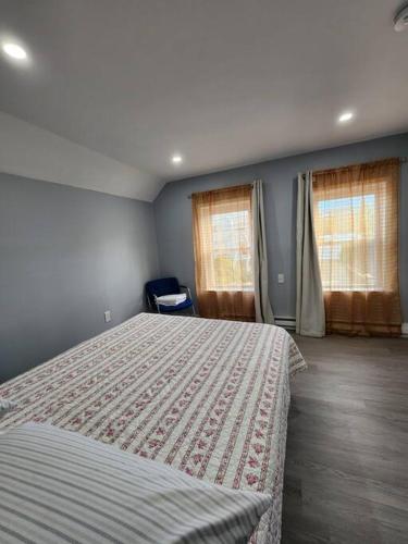 Postel nebo postele na pokoji v ubytování Two-Bedroom Home 25 min to NYC free parking-UNIT-2