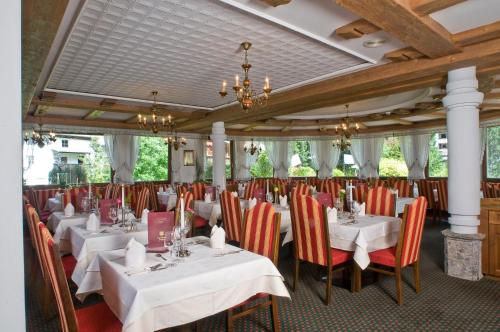 A restaurant or other place to eat at Alpenhotel Fernau