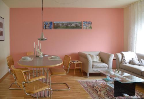 a living room with a table and a couch at Ferienwohnung Unter dem Schwalbennest in Wachenheim an der Weinstraße