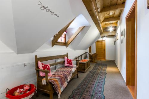 Habitación con escalera y cuna en una casa en U dobrého pastiera en Ružomberok