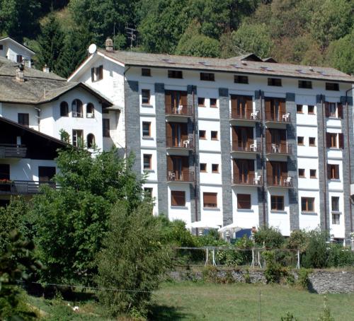 un gran edificio blanco con muchas ventanas en Hotel Miramonti, en Chiesa in Valmalenco