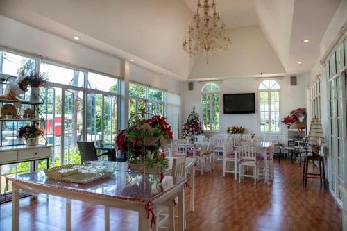 A television and/or entertainment centre at Janrapat Resort