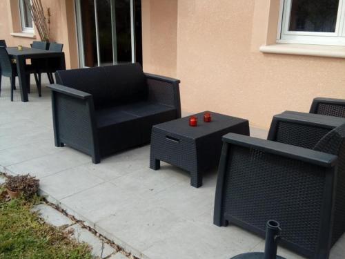 Photo de la galerie de l'établissement Belle maison plain-pied à 2 pas de Périgueux, terrasse, jardin clos, confort moderne, animaux bienvenus - FR-1-616-99, à Champcevinel