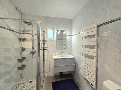 ein weißes Badezimmer mit Waschbecken und Dusche in der Unterkunft Belle maison plain-pied à 2 pas de Périgueux, terrasse, jardin clos, confort moderne, animaux bienvenus - FR-1-616-99 in Champcevinel