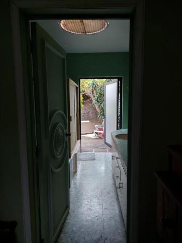 an empty hallway with a door leading to a room at Residencia Casa del Roble 1 in Cuernavaca