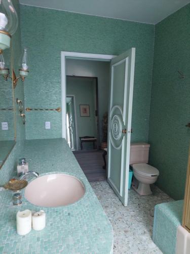 un bagno con lavandino e WC di Residencia Casa del Roble 1 a Cuernavaca