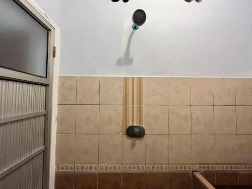 Et badeværelse på OYO 93422 Villa Tirto