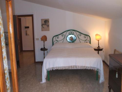 um quarto com uma cama com uma colcha branca em La Terrazza Apartment em Ancona