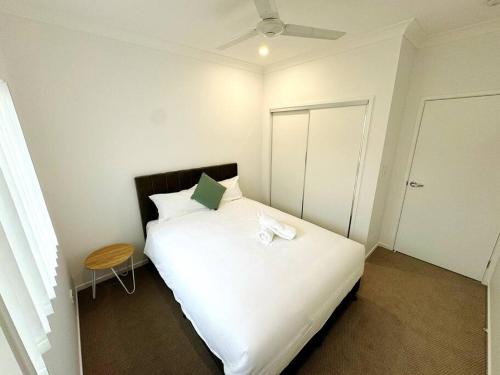 Schlafzimmer mit einem großen weißen Bett und einer Decke in der Unterkunft Brand New Fantastic Luxury 4 bedroom Home in Park Ridge