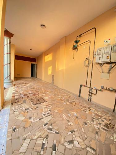 an empty room with a floor covered in tiles at deux chambres et salon chez 198 à Porto Novo in Porto-Novo