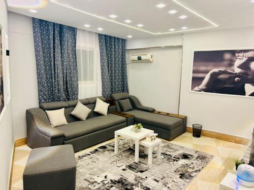 a living room with a couch and a table at شقة فندقية بالزمالك غرفتين نوم و حمام Zamalek in Cairo