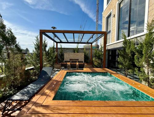 Bazén v ubytování The Pine Da Lat nebo v jeho okolí