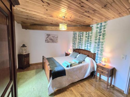 Ένα ή περισσότερα κρεβάτια σε δωμάτιο στο Maison en pierre avec piscine privée, idéal familles, proche Bastides du Périgord - FR-1-616-81