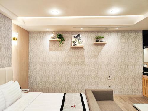 a bedroom with a bed and a wall at i Need Motel in Xinfeng