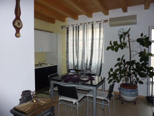 帕多瓦的住宿－雅美旅館，一间配备有桌椅和植物的餐厅