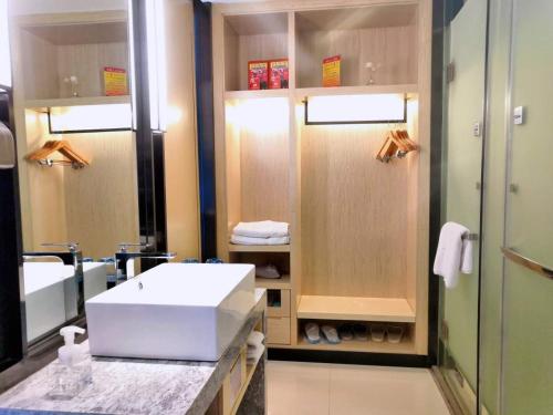 Bilik mandi di Echarm Hotel Tongshan Niutoushan Park
