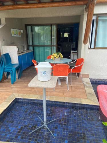 a patio with a table and chairs and a kitchen at Refeições inclusa - Polinesia Resort - Porto de Galinhas - Apartamentos com somente 1 opção de Térreo com Piscina Privativa - Acesso ao Hotel Samoa in Porto De Galinhas
