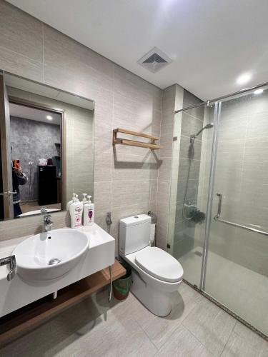 a bathroom with a toilet and a sink and a shower at Vinhomes Smartcity- Căn hộ dịch vụ nguyên căn in Phú Thú