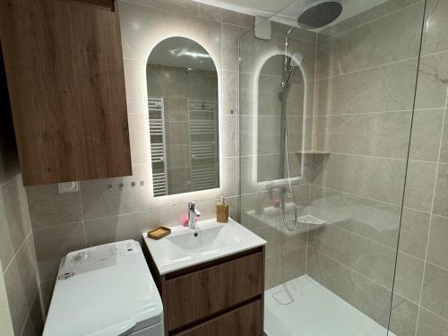 une salle de bain avec un lavabo et une douche dans l'établissement Appartement 3 pièces avec accès direct plage et WiFi - FR-1-487-377, à Cabourg