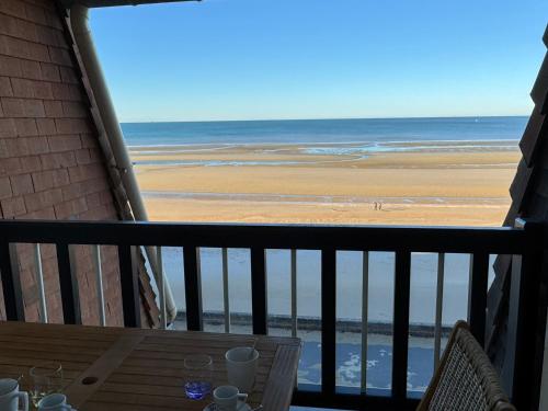 Photo de la galerie de l'établissement Appartement rénové 3 pièces, balcon vue mer, parking, internet, pour 4 pers. - FR-1-487-376, à Cabourg