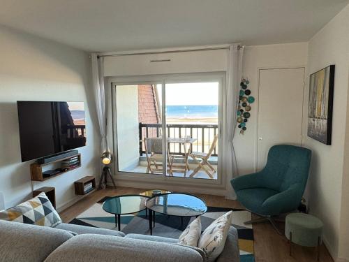 Photo de la galerie de l'établissement Appartement rénové 3 pièces, balcon vue mer, parking, internet, pour 4 pers. - FR-1-487-376, à Cabourg