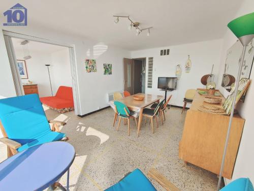 un salon avec une table et des chaises dans l'établissement Appartement 6 pers, accès plage, parking sécurisé - FR-1-781-69, à Valras-Plage