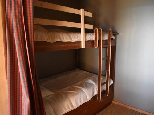 a couple of bunk beds in a room at Charmant T3 avec terrasse, vue Pyrénées & 2 chambres - FR-1-580-125 in Font Romeu Odeillo Via