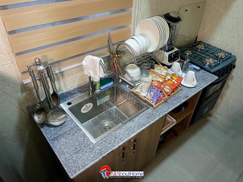 Kuchyň nebo kuchyňský kout v ubytování AllAboutHomes