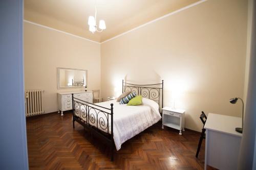 フィレンツェにあるLa Filarocca B&Bのベッドルーム1室(ベッド1台、テーブル2台、鏡付)