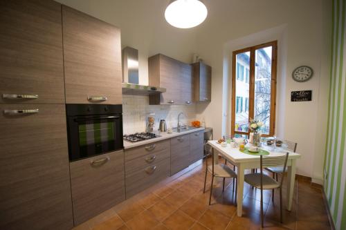uma cozinha com uma mesa e um fogão forno superior em La Filarocca B&B em Florença