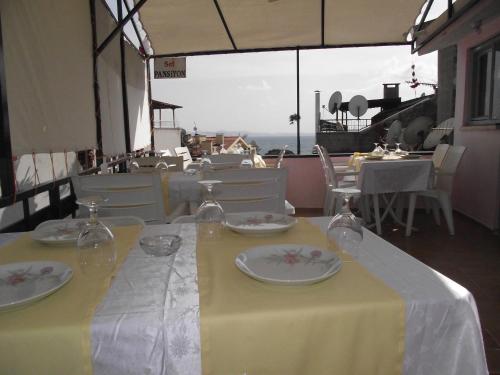 Un restaurant u otro lugar para comer en Set Arat Motel & Pansiyon