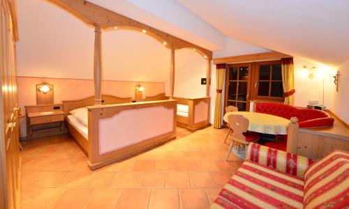 リオ・ビアンコにあるBruneggerhofのベッド、テーブル、ソファが備わる客室です。