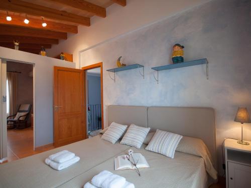 1 dormitorio con 1 cama con toallas en Villa Santa Eulalia, en Can Picafort