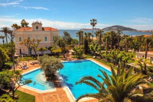 a large swimming pool in a tropical setting at Villa Irlanda Grand Hotel in Gaeta