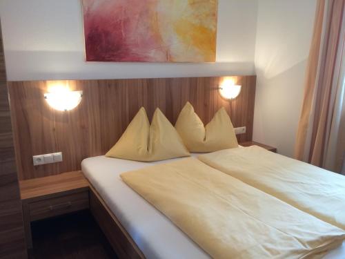 フラッハウにあるFerienhaus Felixのベッドルーム1室(白いベッド1台、枕2つ付)