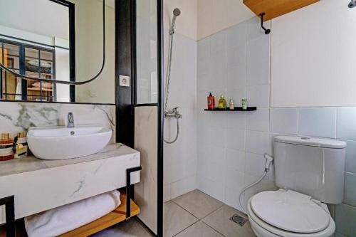 a bathroom with a toilet and a sink at OYO Life 92719 Rolling Hills Residence Karawang in Badami