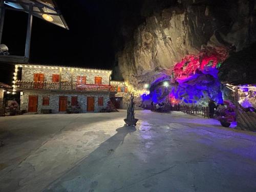 a building is lit up at night with lights at Yen Nhi Homestay Ban Gioc in Cao Bằng