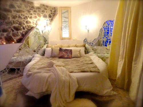 a bedroom with a large bed in a room at Vistalago Guesthouse in Nemi