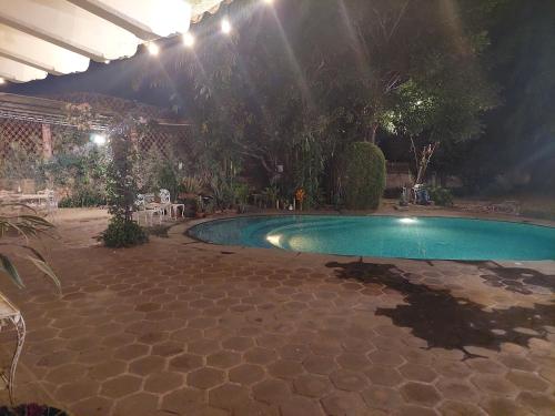 a swimming pool in a backyard at night at Residencia Casa del Roble 1 in Cuernavaca