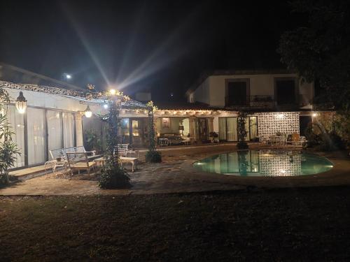 a house with a swimming pool at night at Residencia Casa del Roble 1 in Cuernavaca