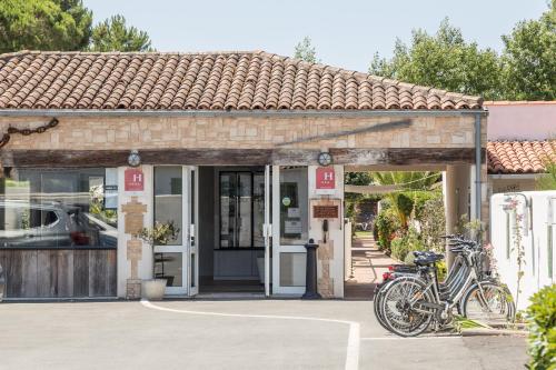 Vélo sur le terrain de l'établissement Hôtel Restaurant & Spa Plaisir ou dans les environs