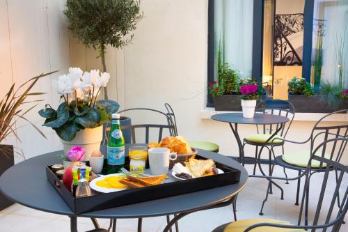 Gallery image of H&ocirc;tel Gustave in Paris